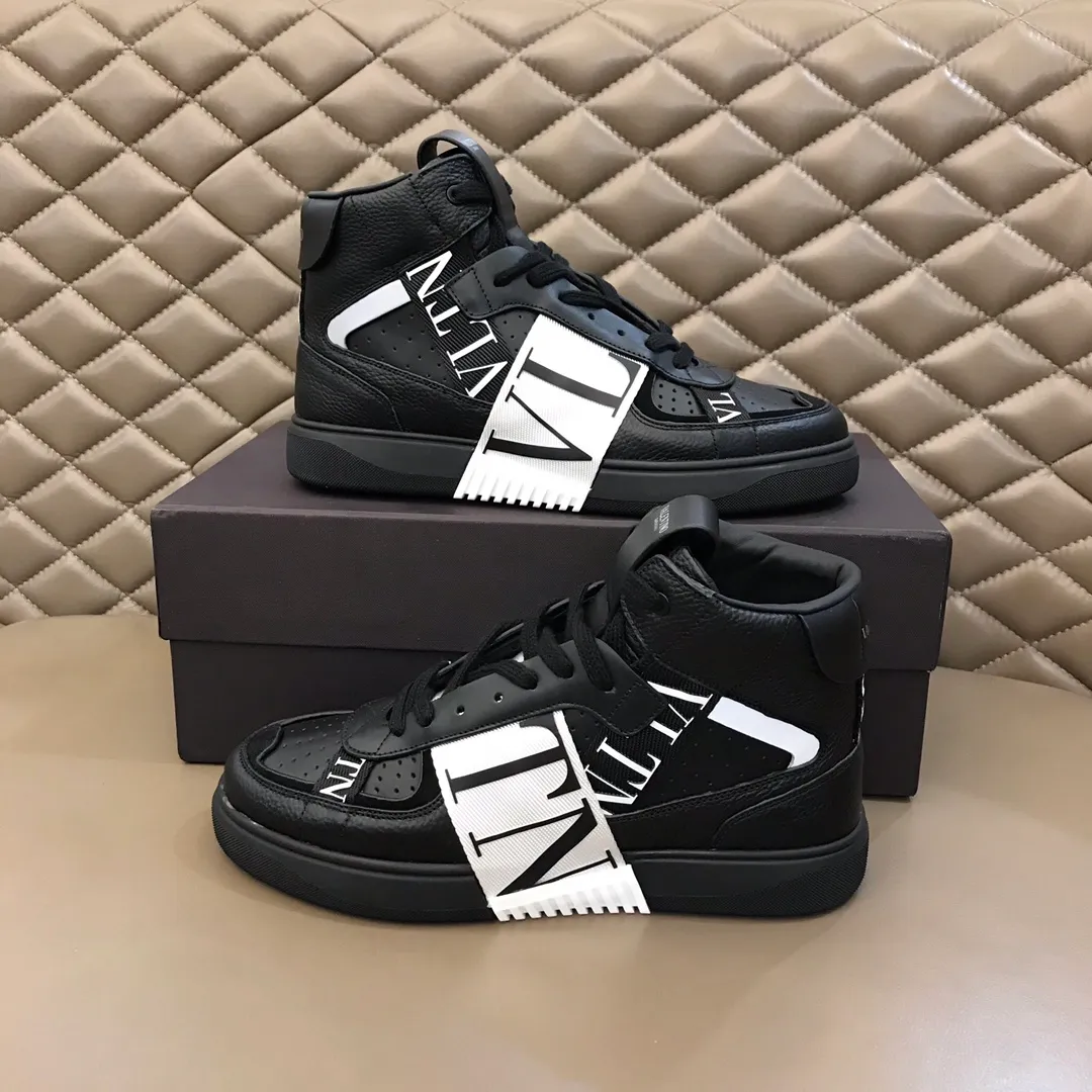 p480 "VALETINO**" new high-top 🆕 calfskin lace-up sneakers. No man should be able to refuse these shoes. The classic color scheme is so handsome! Purchase a high-precision replica of the original version to instantly sell off the market currency! 6 VLTN logo rubber effect straps - Valentino Garavani Logo printed on the back and tongue, all materials are customized to ensure quality! Size: 38-44